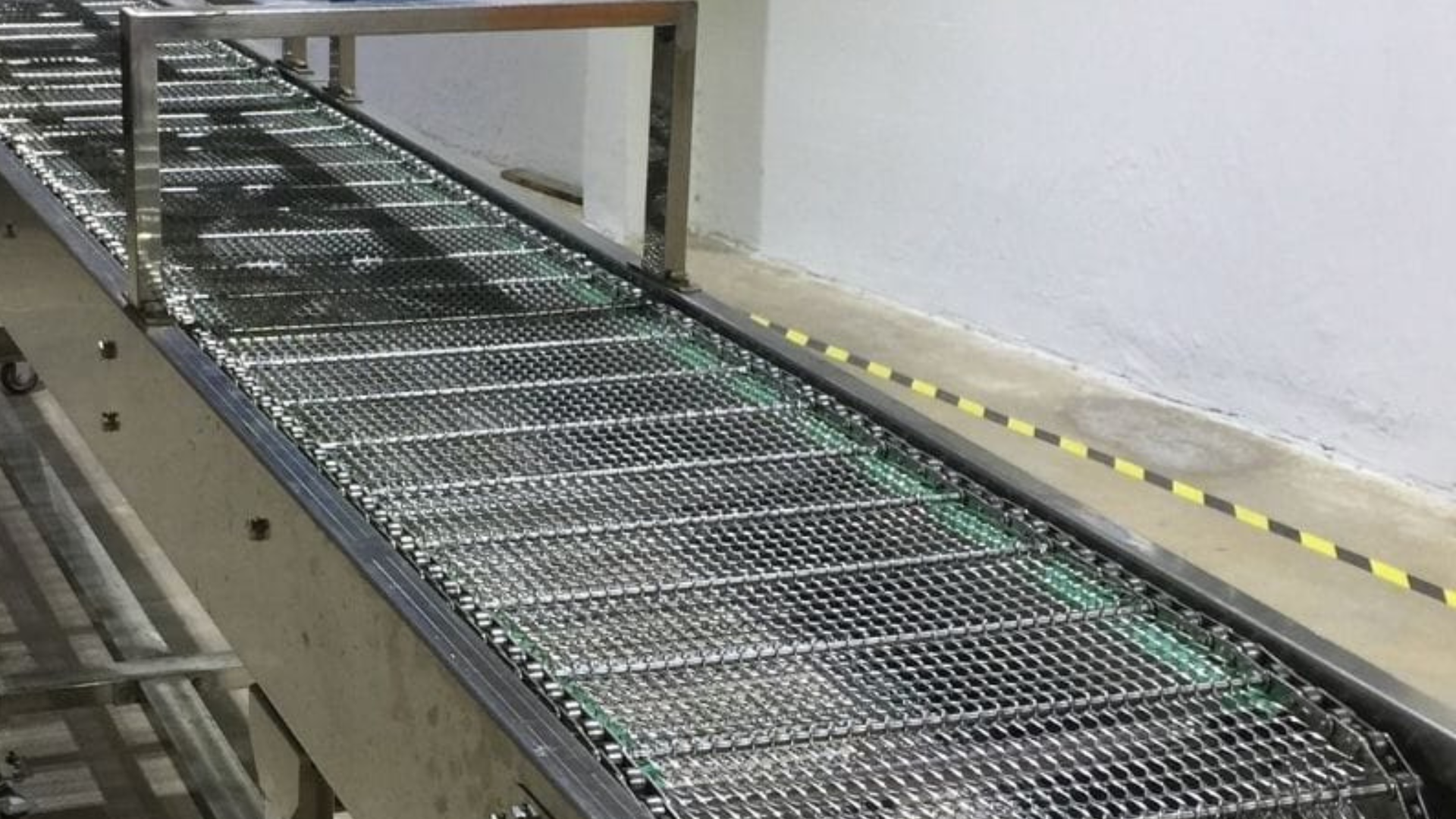 Ưu điểm nổi bật của Băng Tải Lưới Inox trong sản xuất