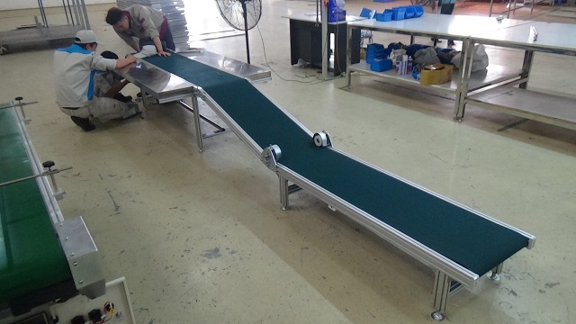 Doanh nghiệp nên đầu tư băng tải gấp khúc khi nào?