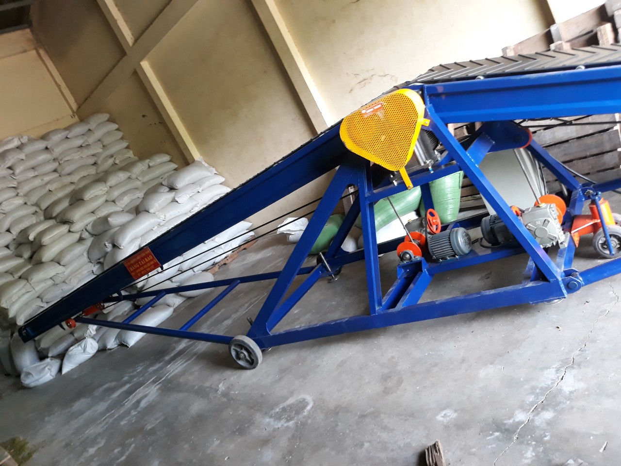 Ưu điểm khi sử dụng băng tải cánh bướm trong sản xuất