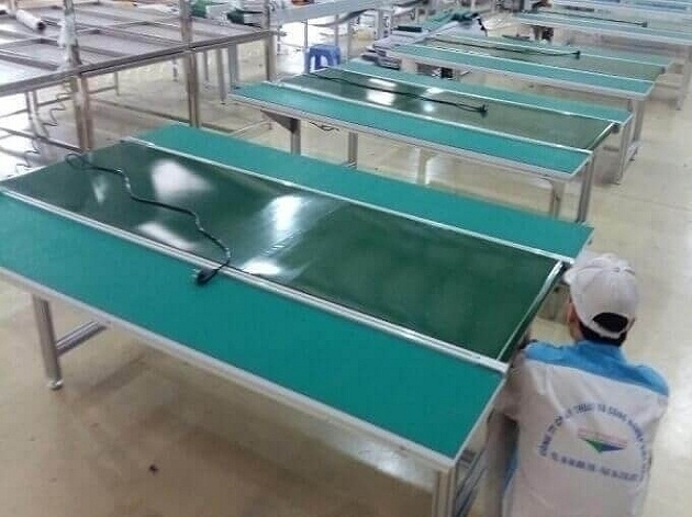 Băng tải có bàn thao tác hai bên là gì?