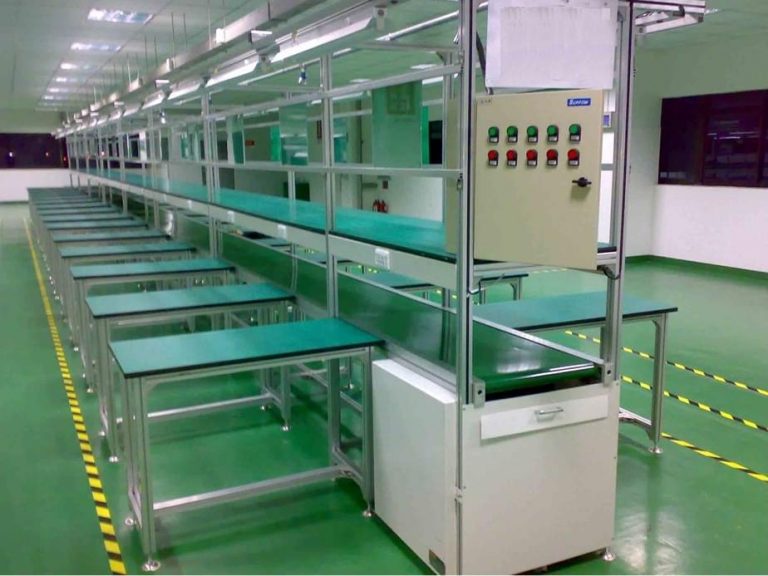 Băng tải có bàn thao tác hai bên là gì?