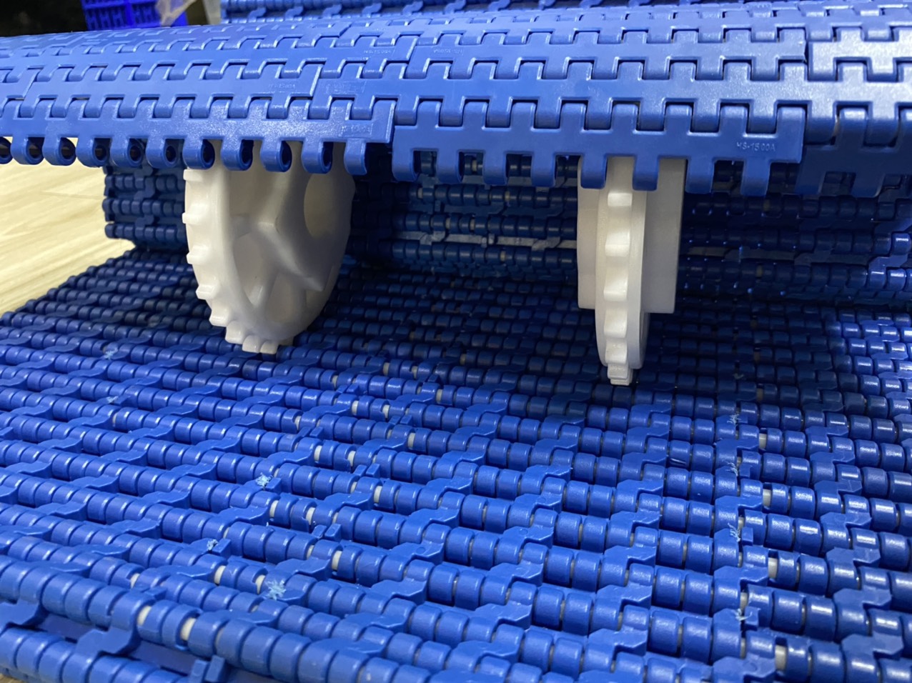 Những ứng dụng phổ biến của băng tải xích nhựa trong sản xuất thực phẩm