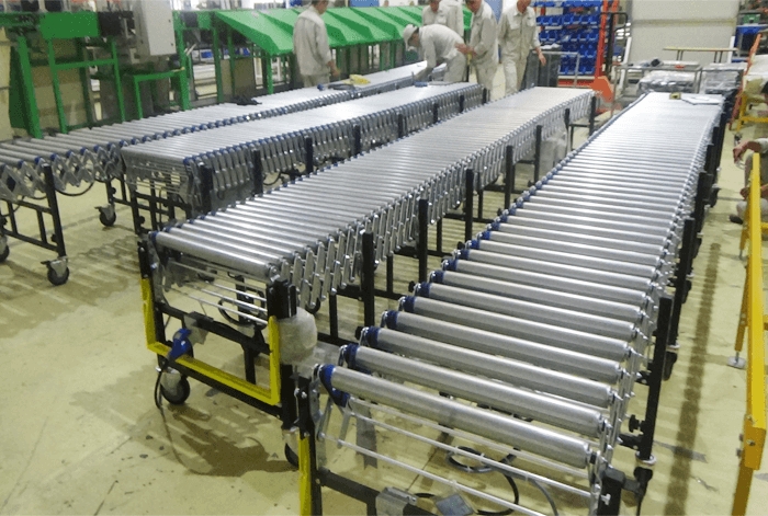 Ưu điểm nổi bật của băng tải con lăn xếp linh hoạt trong kho vận hiện đại