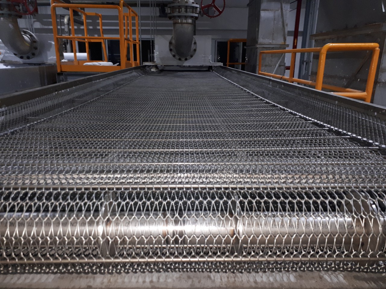 Đặc điểm và công dụng của băng tải lưới inox