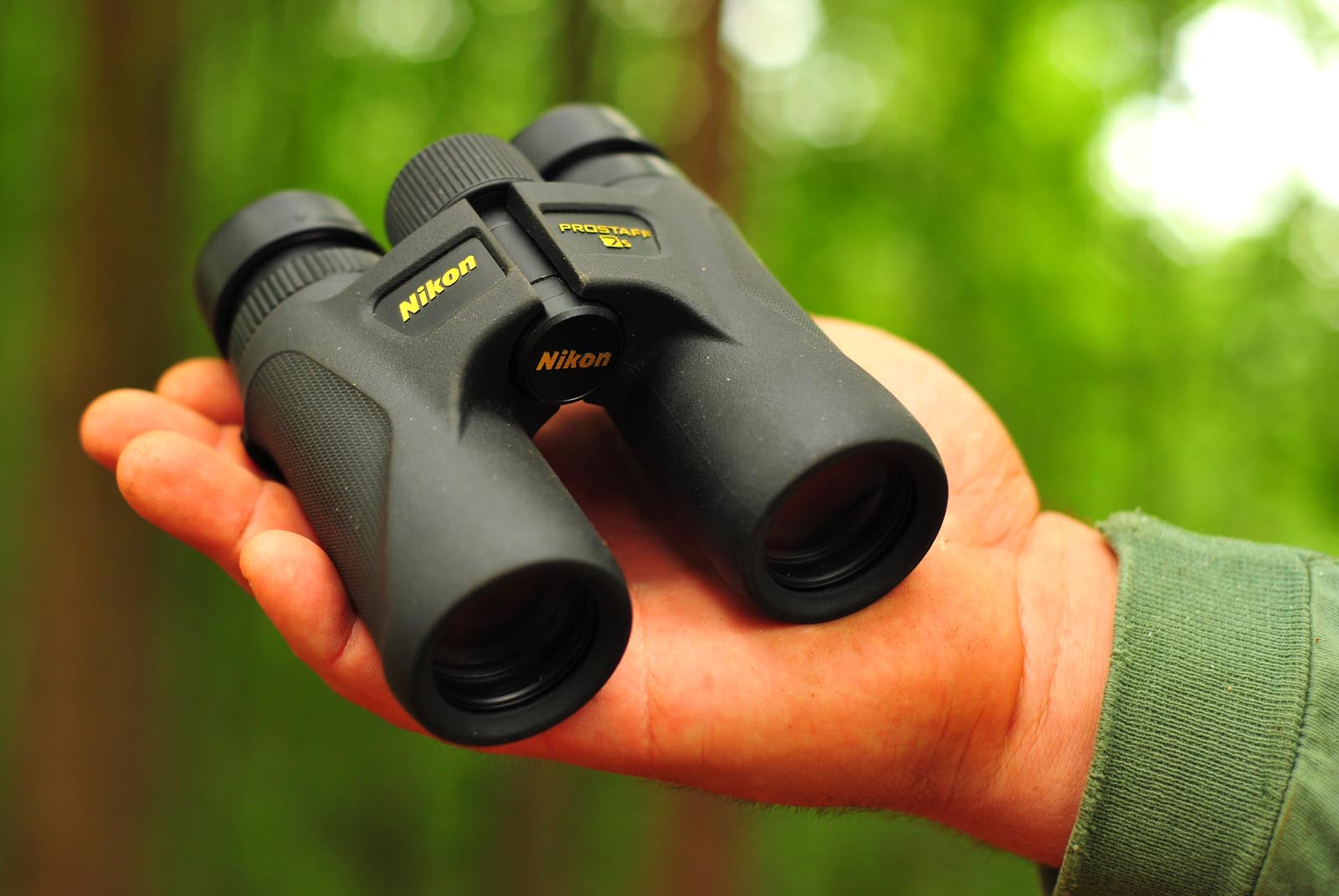 Top 4 ống nhòm nikon PROSTAFF 7S tốt nhất và đáng mua nhất 7 Núm điều chỉnh tiêu cự mượt mà và tấm che mắt để bảo vệ