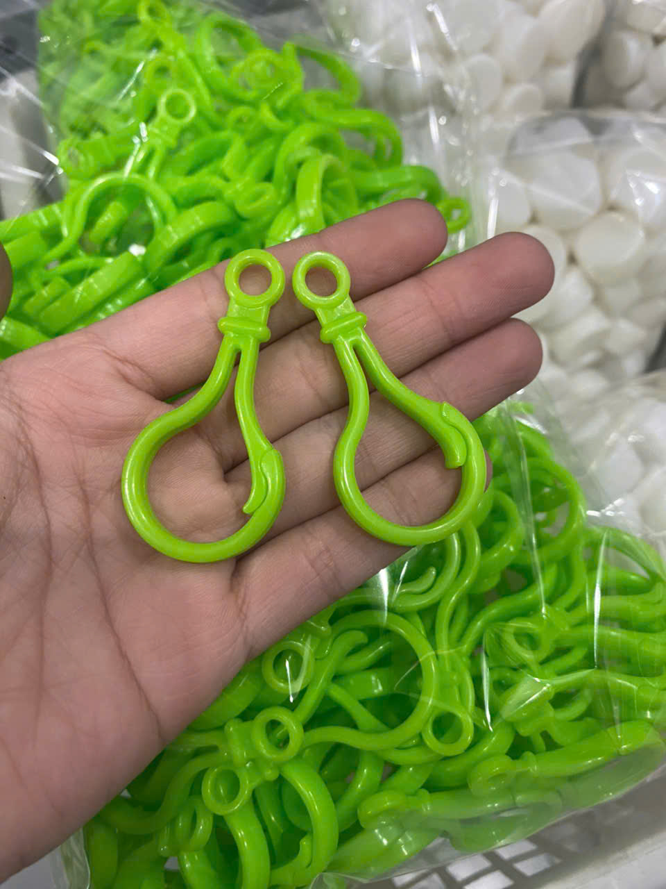 Set 10 móc khóa nhựa xanh