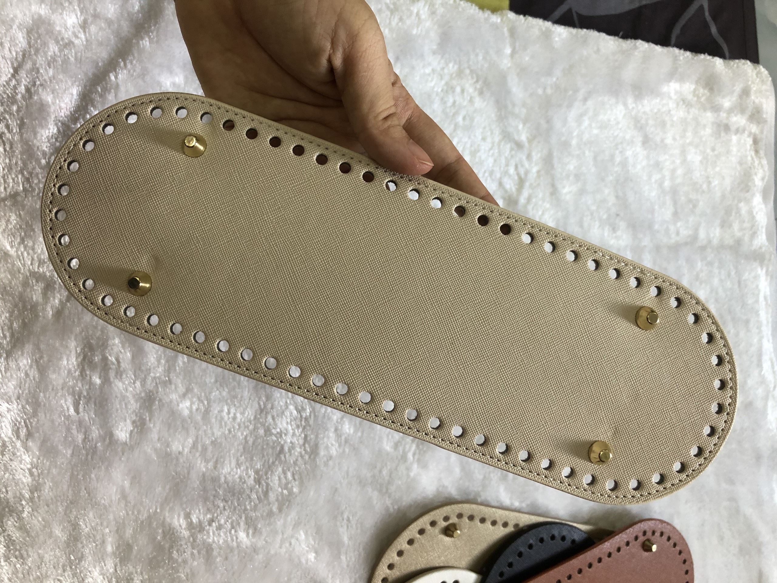 Tấm đế da pu đục lỗ Size 10cm x30cm (80k/cái)