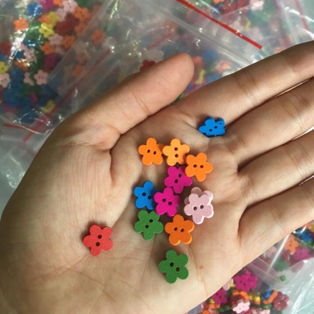 Nút gỗ hoa 30k/100c