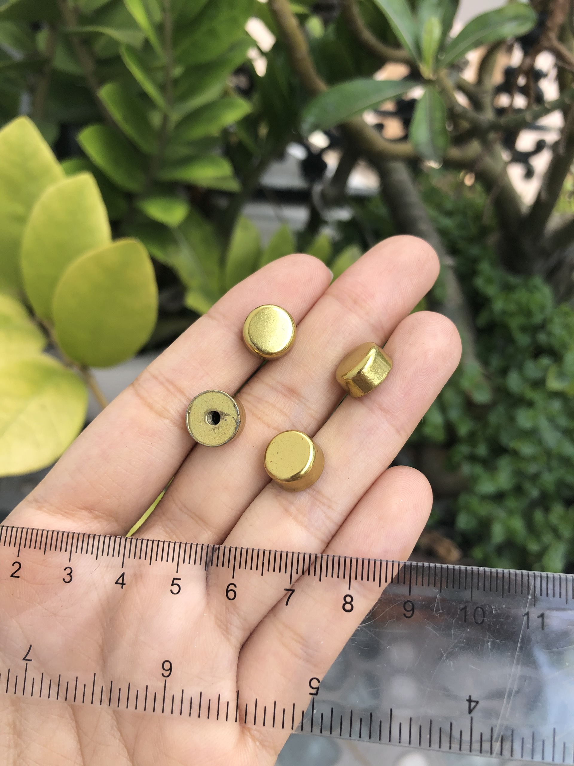 Đế ốc 10mm màu vàng cổ 28k/ bộ 4 cái