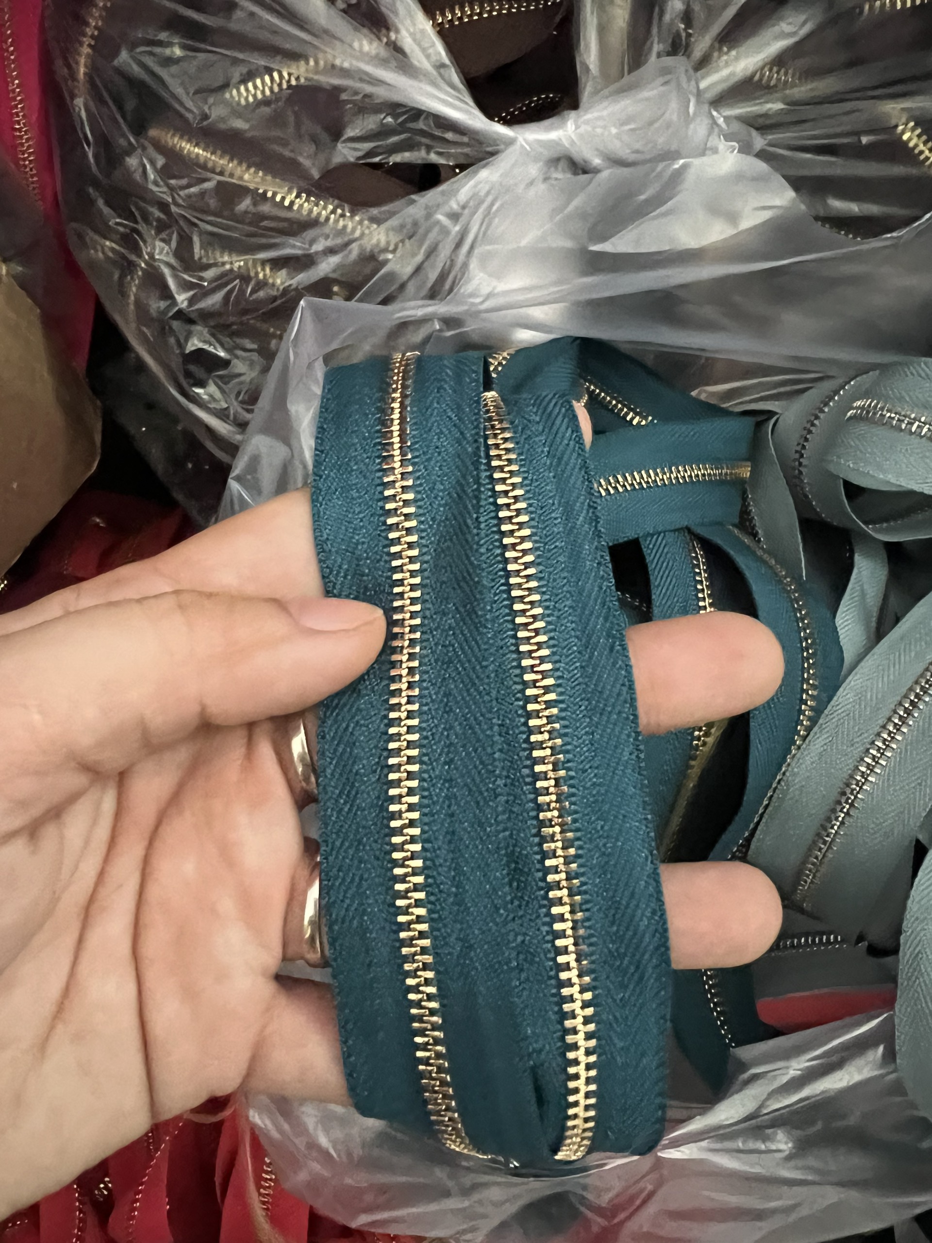 Dây kéo mét răng 3( chưa gồm đầu và chặn kéo)