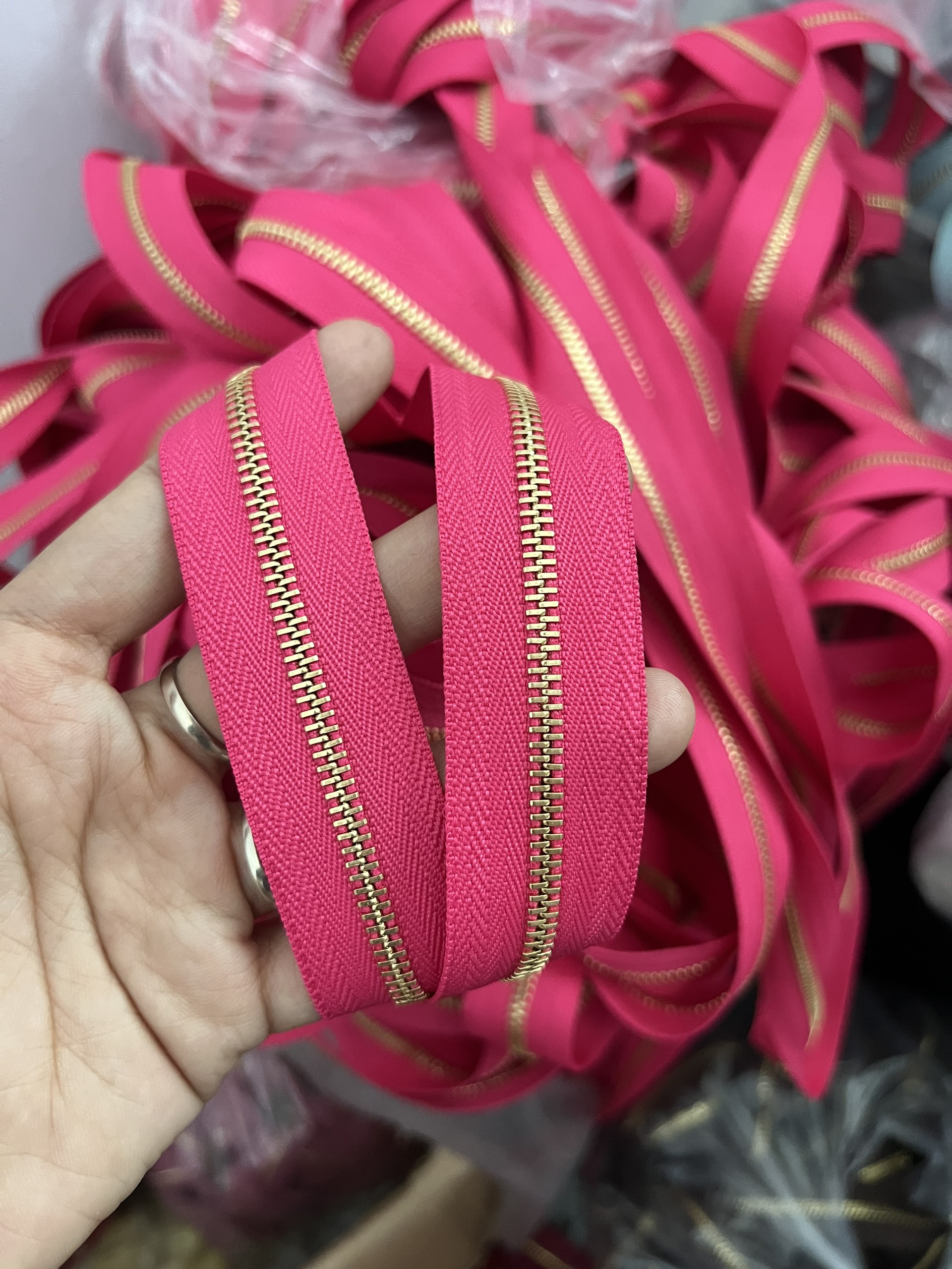 Dây kéo mét răng 3( chưa gồm đầu và chặn kéo)