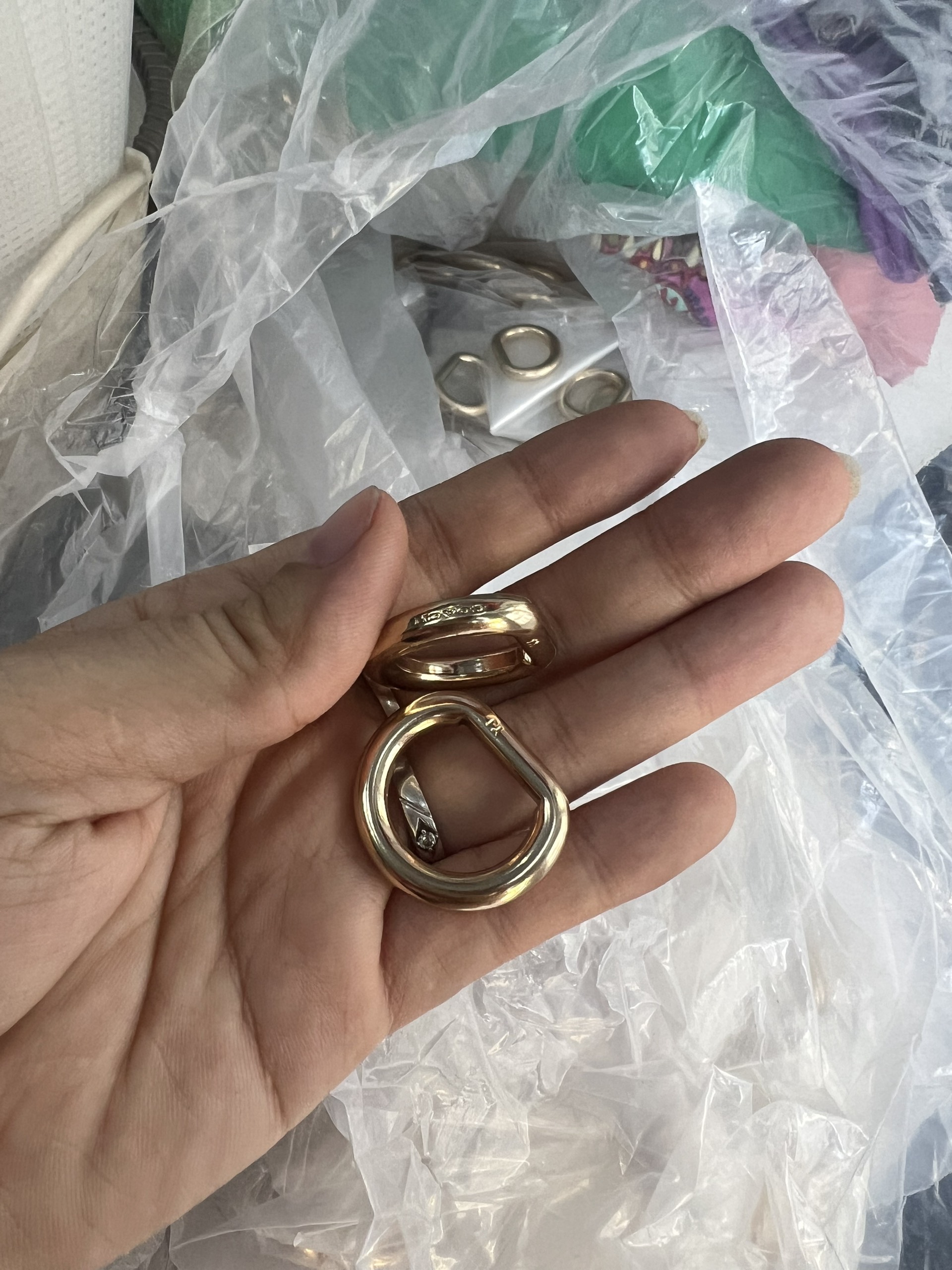 Khoen D đúc dập chữ vàng lọt lòng 1.5cm 15k/ cặp