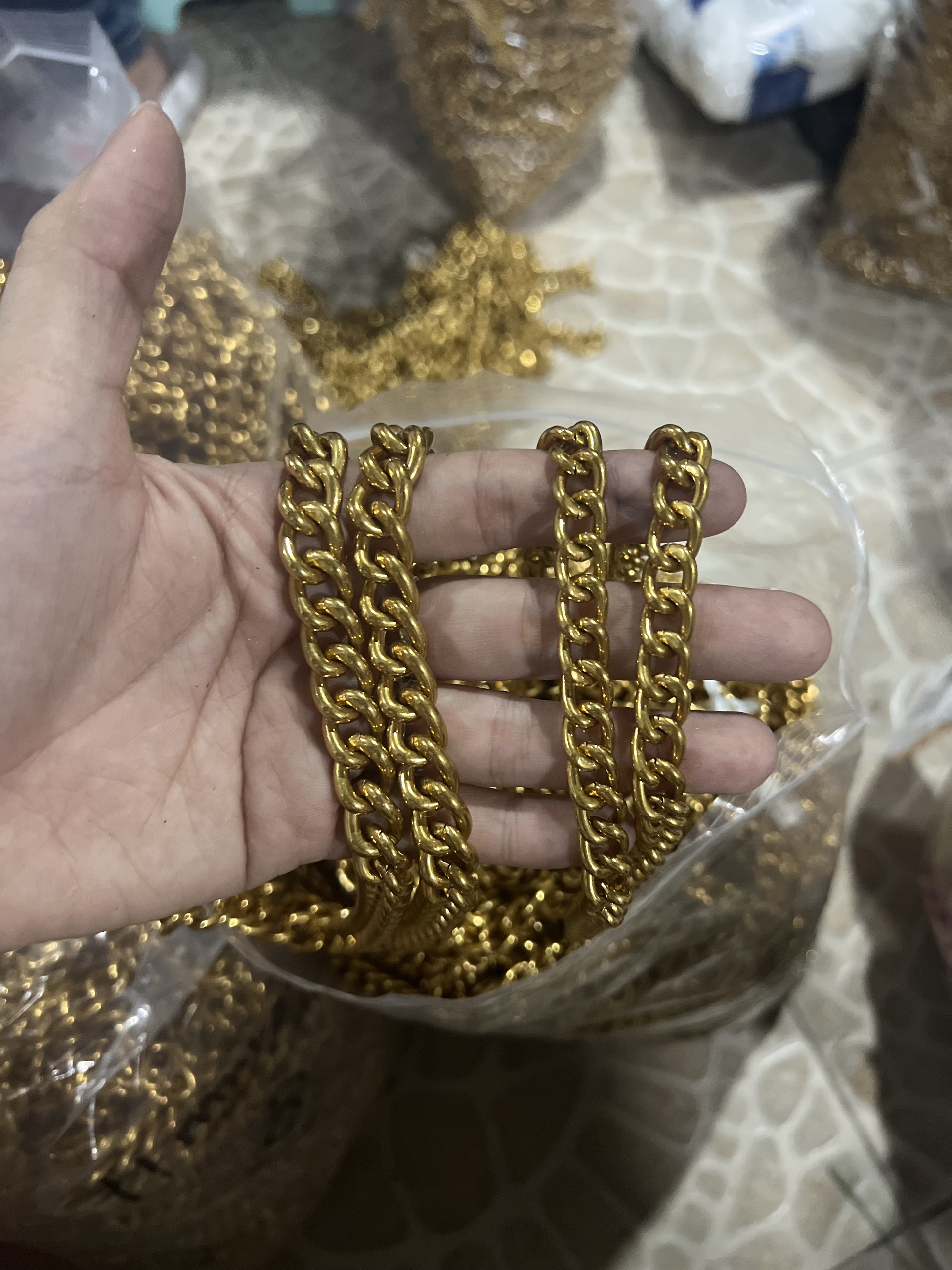 XÍch boy túi xách màu vàng cổ