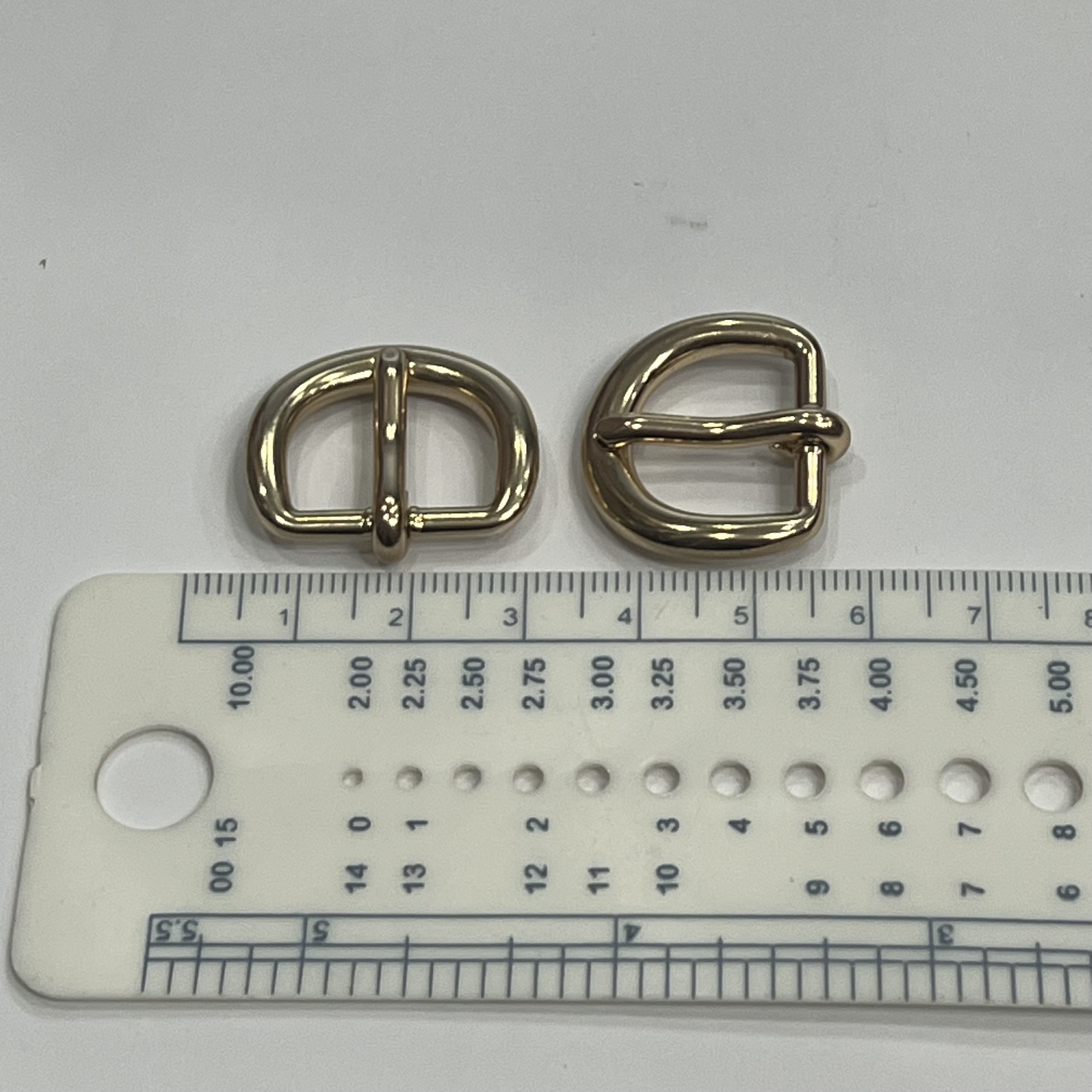 Khóa kim dập chữ C bầu 1.8cm (lọt lòng)