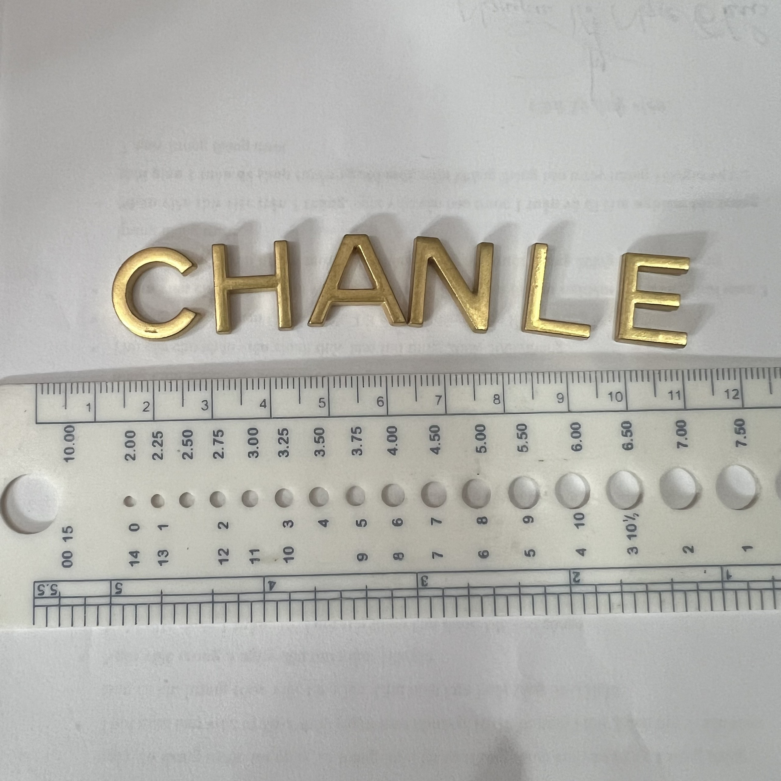 Set mạc chữ C H A N L E