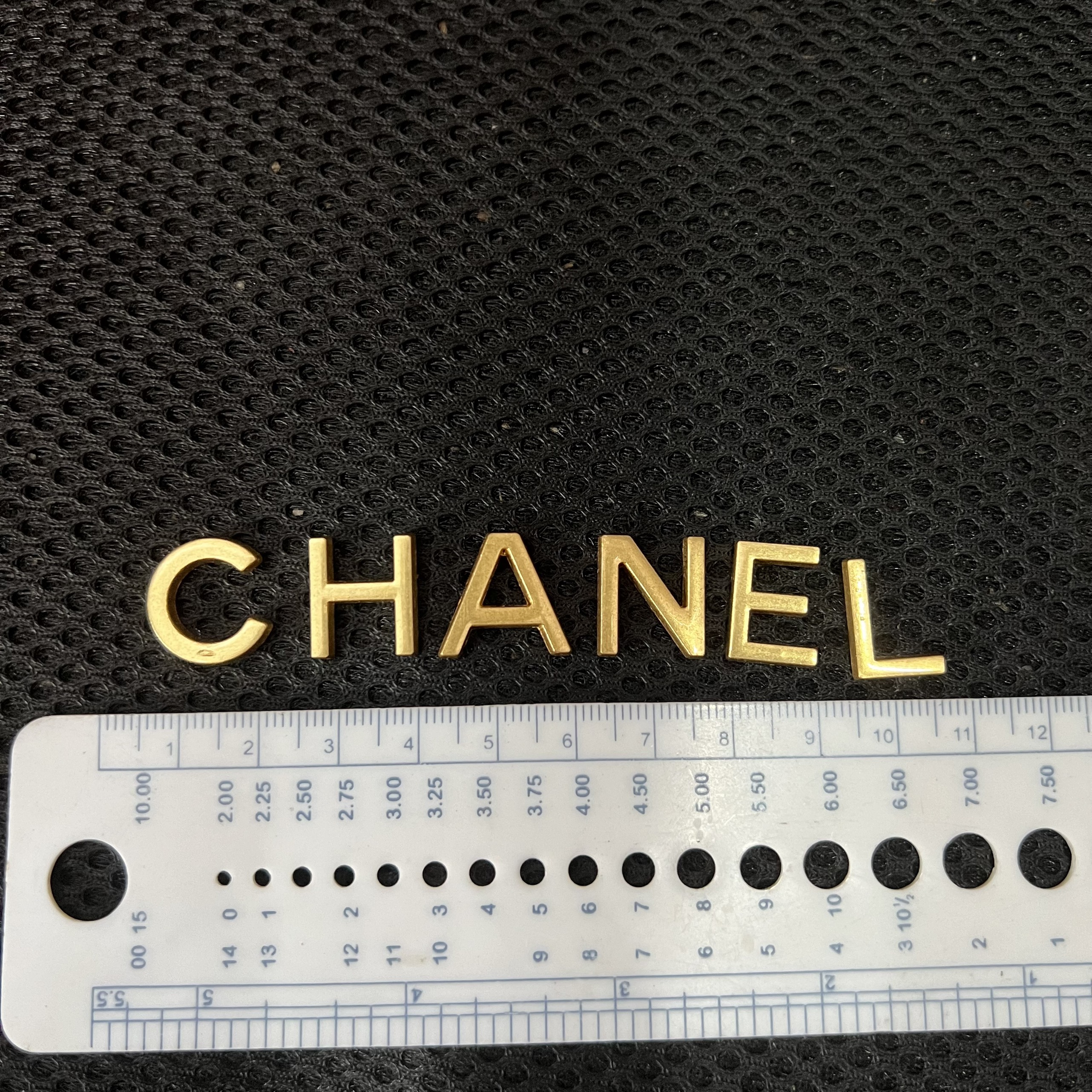 Set mạc chữ C H A N L E