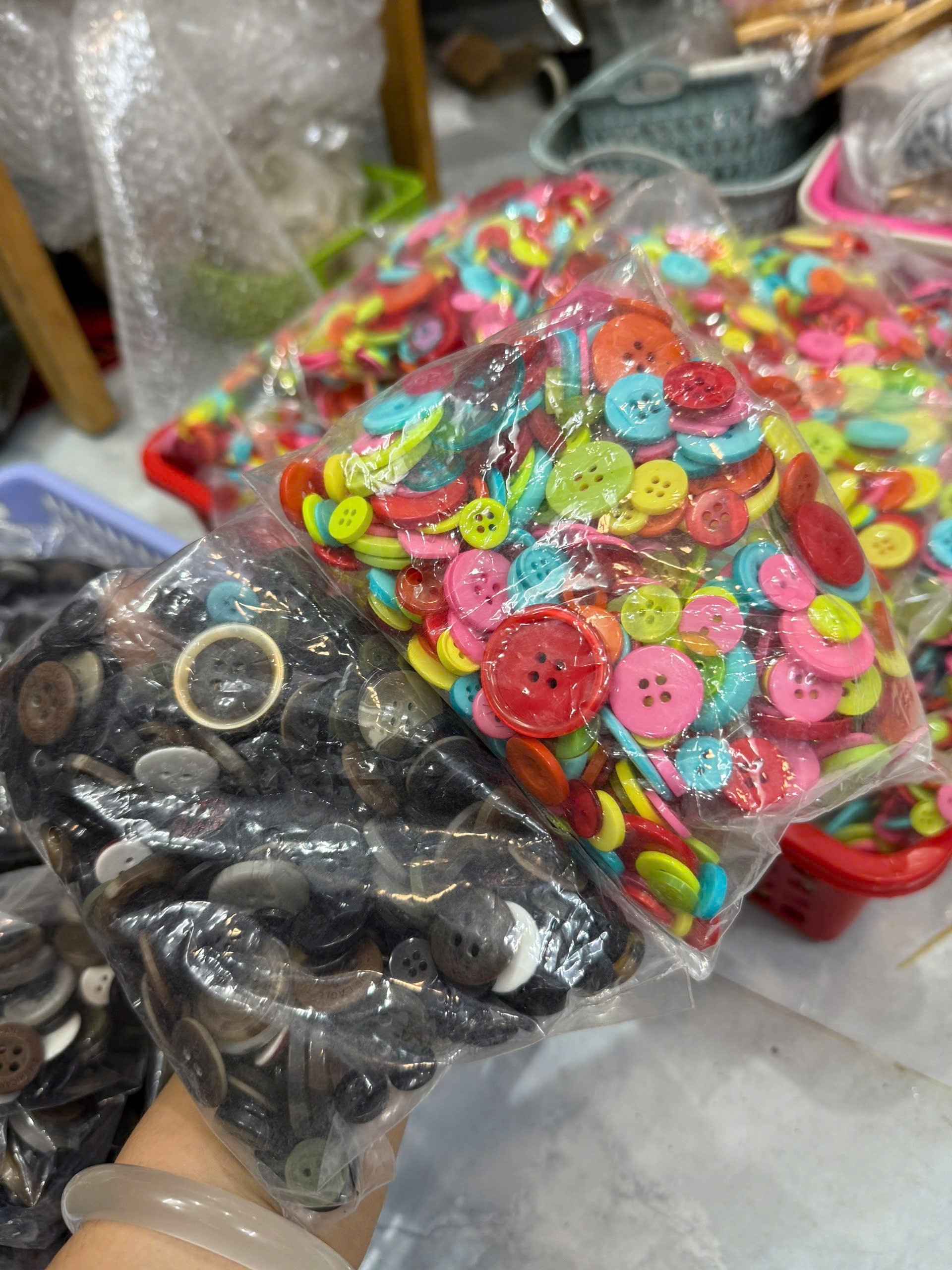 Set 150gram nút nhựa tròn mix màu và size ngẫu nhiên (khoảng 300 nút)