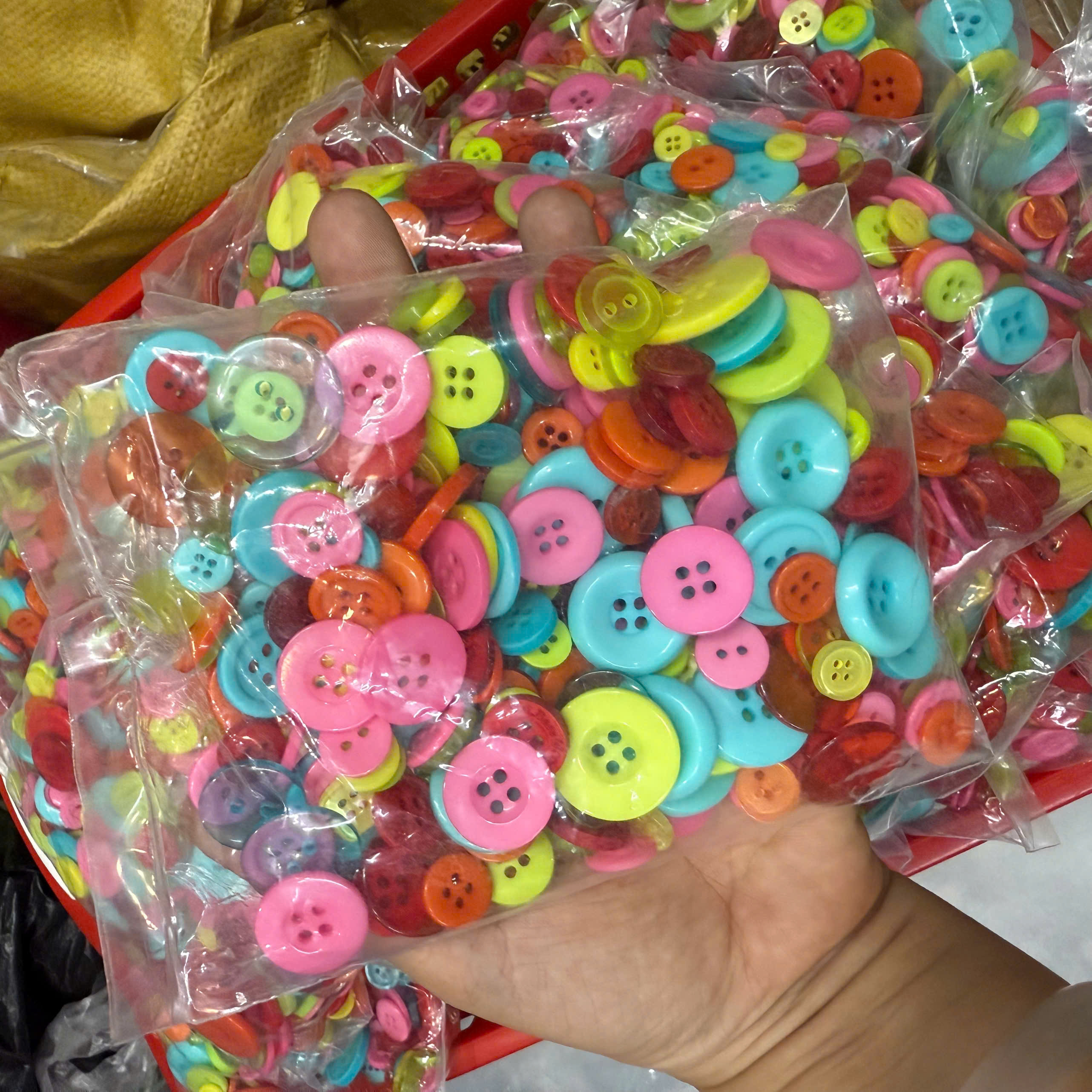 Set 150gram nút nhựa tròn mix màu và size ngẫu nhiên (khoảng 300 nút)