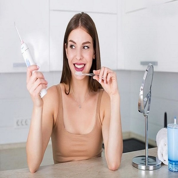Dùng máy tăm nước trước hay sau khi đánh răng