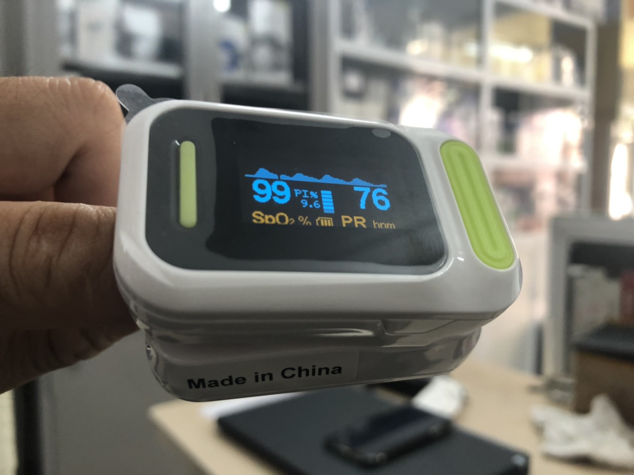 Máy Đo Nồng Độ Oxy Trong Máu Và Nhịp Tim Yonker YK-81C