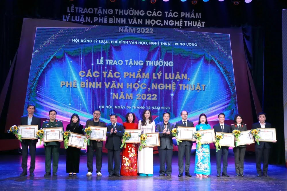 Lễ trao tặng thưởng các tác phẩm lý luận, phê bình văn học, nghệ thuật năm 2022