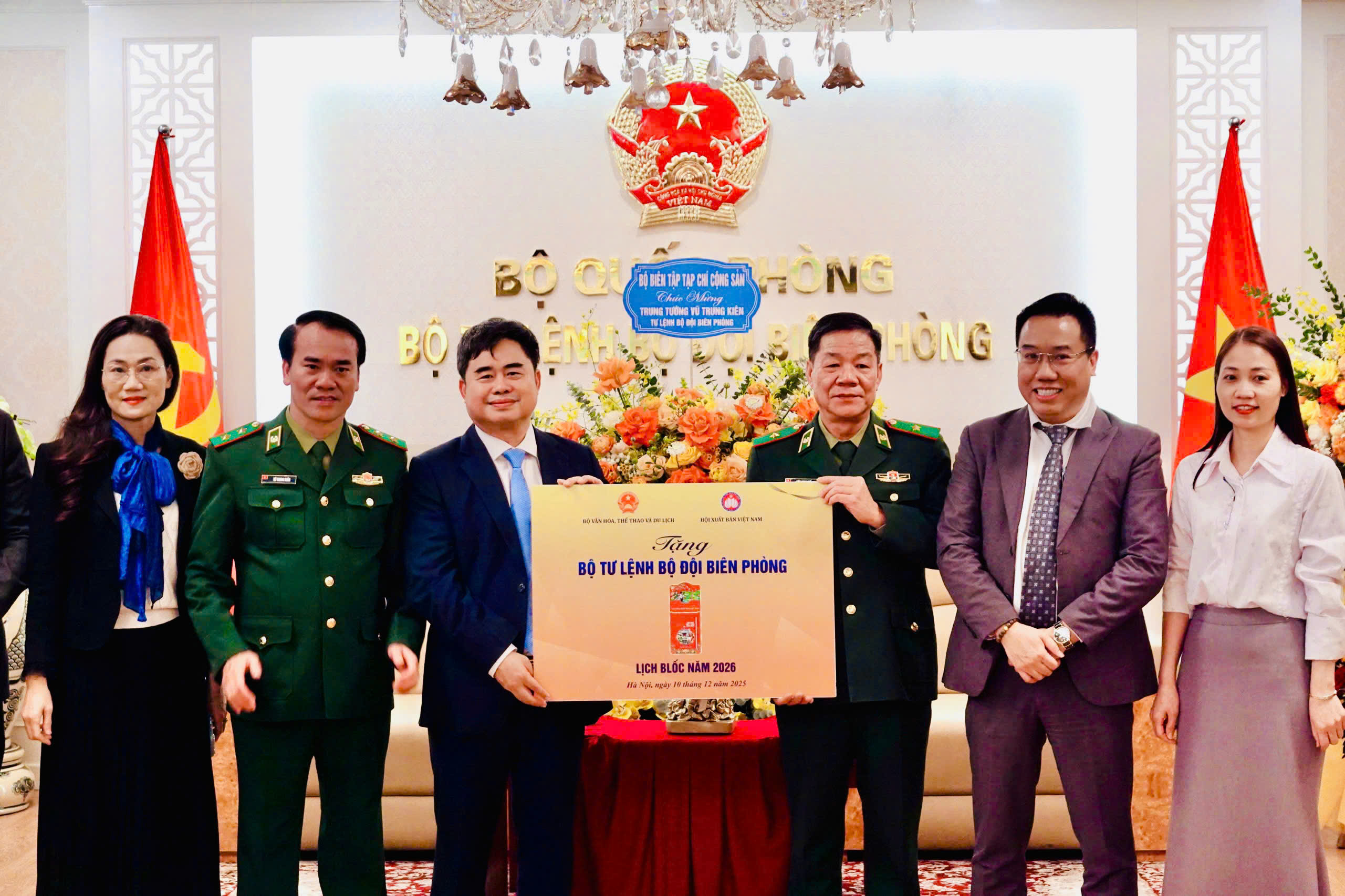 Nhà xuất bản Văn học tham dự buổi trao tặng lịch năm 2026 dành cho cán bộ, chiến sĩ Bộ đội Biên Phòng đang công tác nơi biên giới, hải đảo.