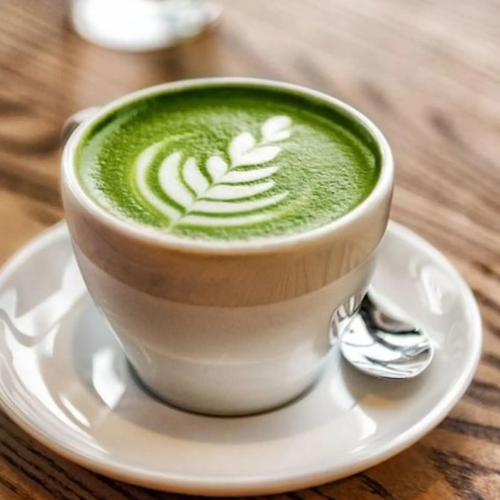 Tách trà Matcha latte pha nóng thơm ngậy lớp bọt mịn