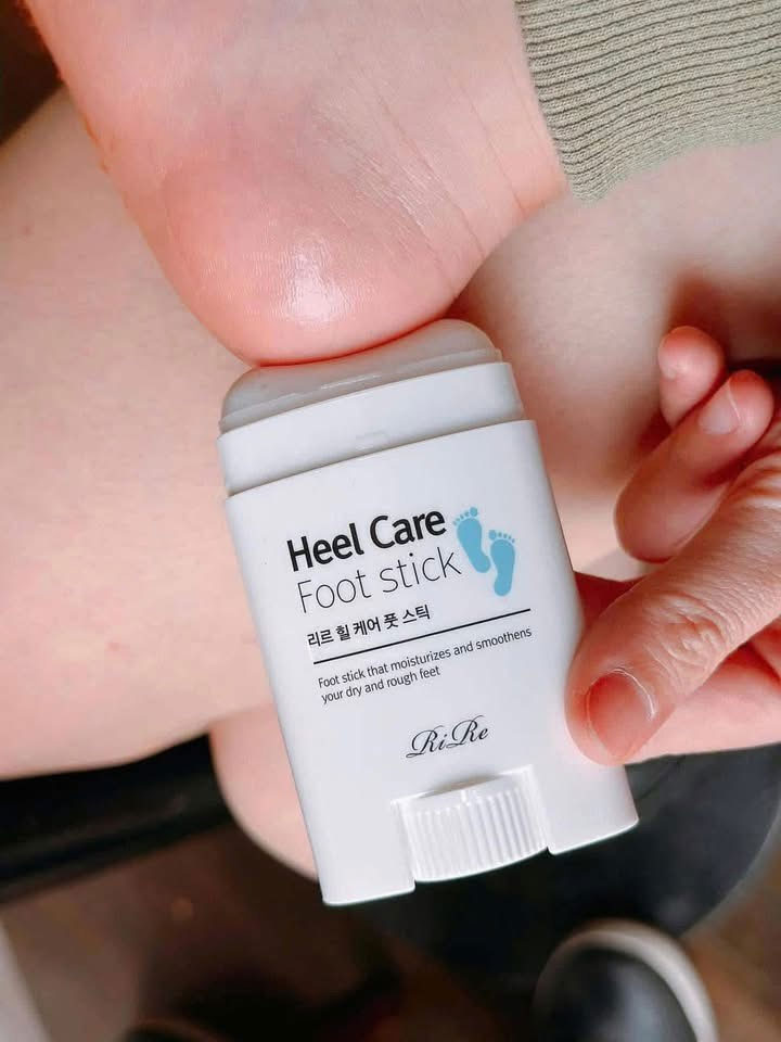 Thanh lăn RiRe Heel Care Foot Stick giúp hỗ trợ giảm nứt nẻ gót chân