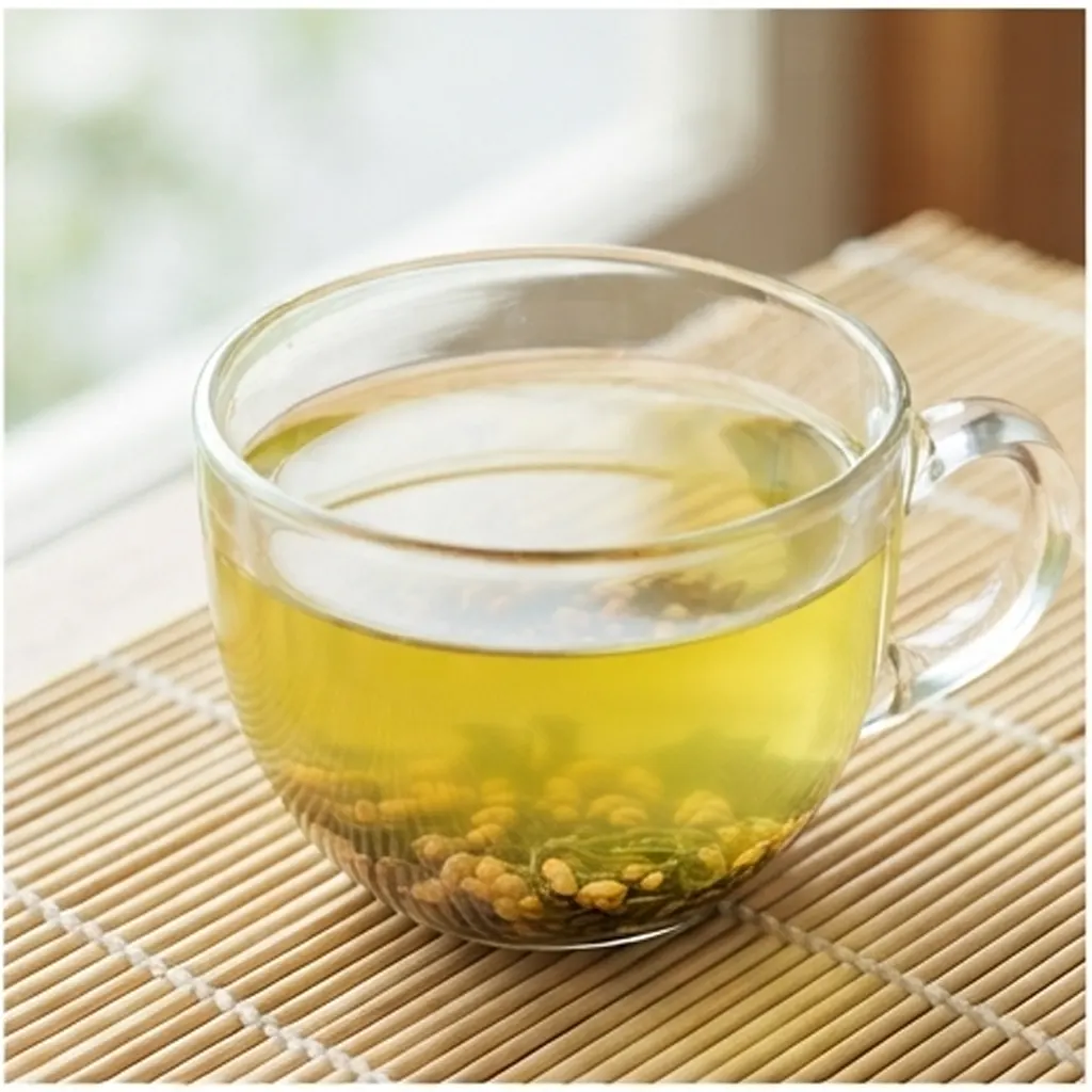 Tách trà xanh gạo lứt thơm lừng màu vàng xanh trong trẻo
