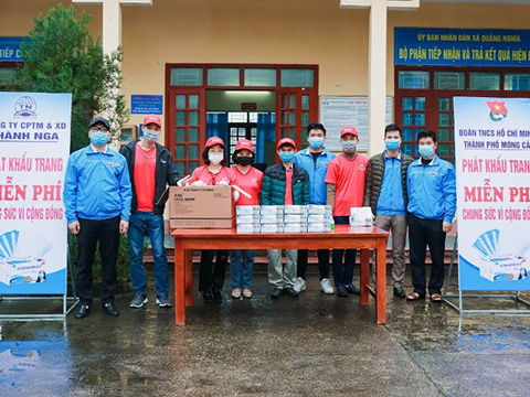 Thành đoàn Móng Cái phối hợp với Công ty Thành Nga tổ chức trao tặng 5.000 chiếc khẩu trang y tế cho nhân dân các địa phương.