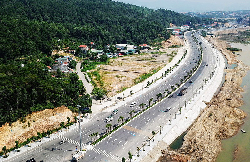 Đường 8 làn đoạn từ Hoàng Quốc Việt đến Cầu Bãi Cháy