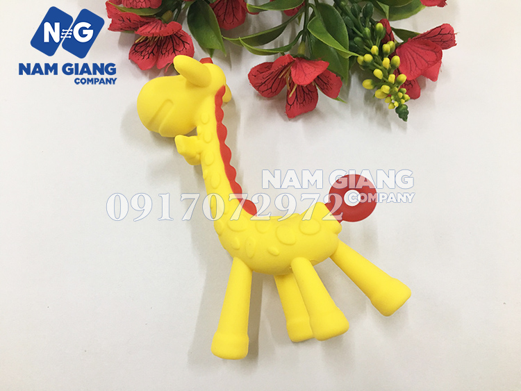 Ngậm nướu, cắn răng chống ngứa lợi hươu cao cổ