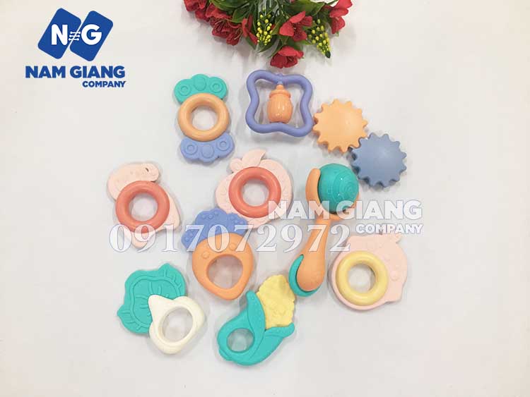 Hộp ngậm nướu kèm xúc xắc Baby rattle