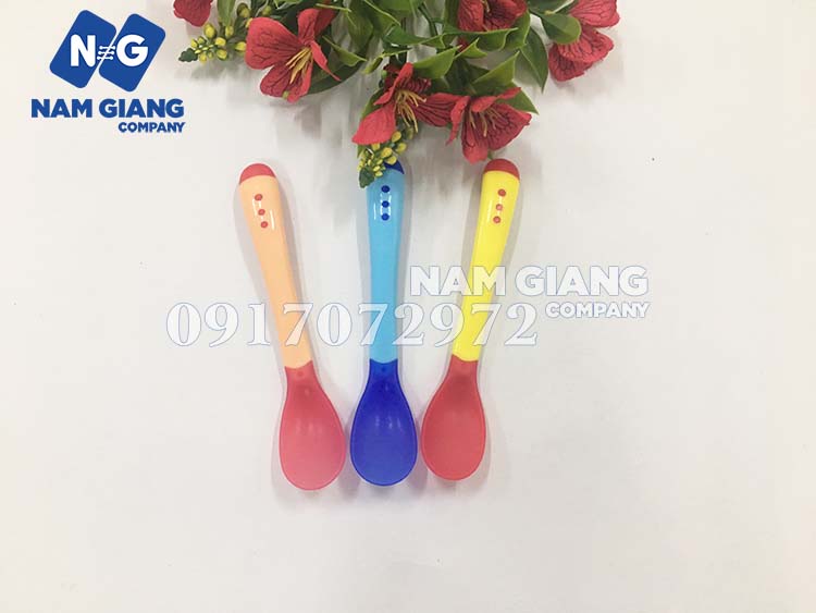 Thìa ăn dặm cảm ứng nhiệt báo nóng