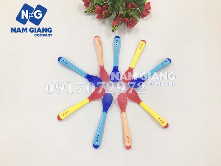 Thìa ăn dặm cảm ứng nhiệt báo nóng