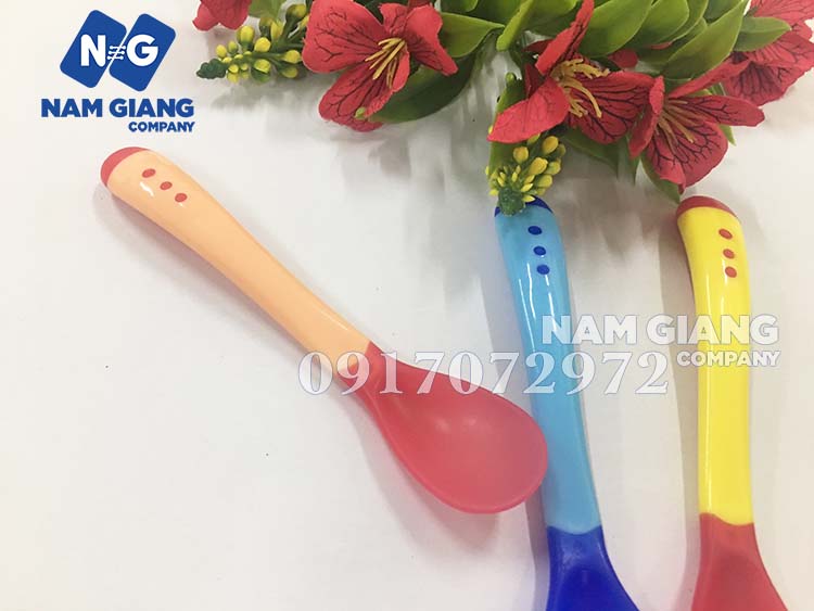 Thìa ăn dặm cảm ứng nhiệt báo nóng