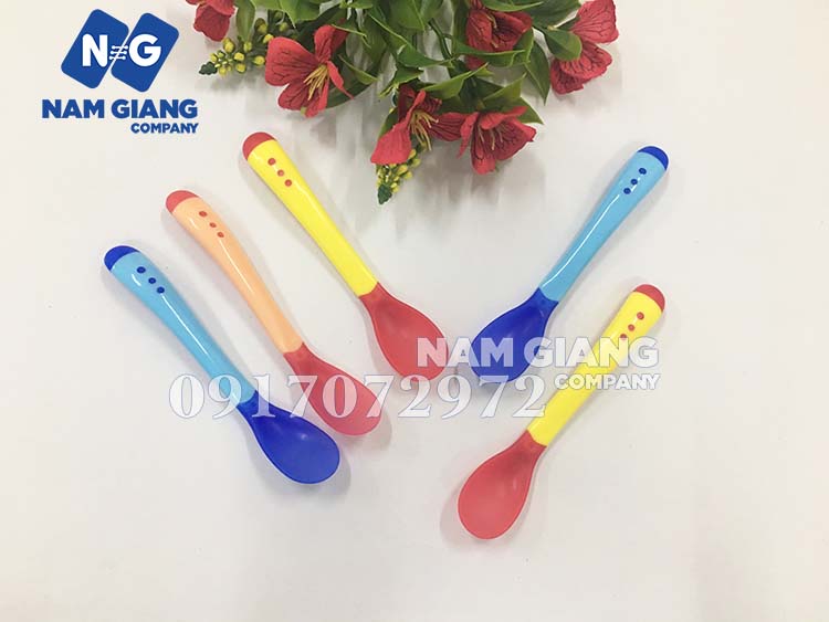 Thìa ăn dặm cảm ứng nhiệt báo nóng