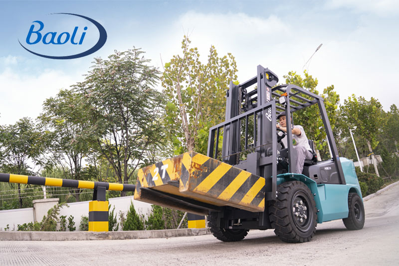 Xe nâng KBE 30/35-X1B hoạt động ngoài trời