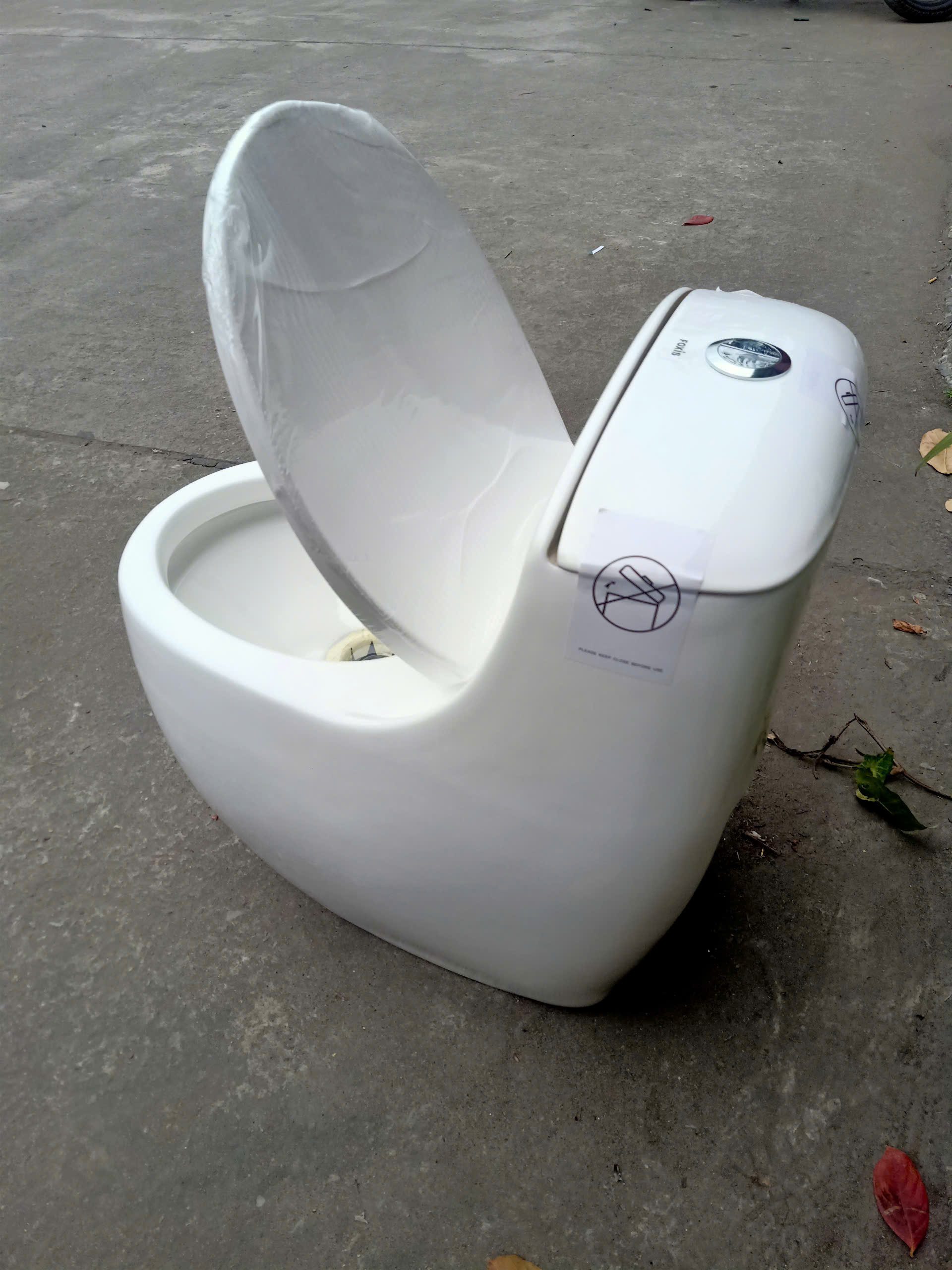 Bồn cầu liền khối men nano kháng khuẩn dễ vệ sinh FX-1560