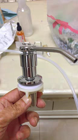 Ống hút xà phòng rửa bát thông minh tiện lợi