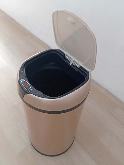 Thùng rác thông minh tự đóng mở nắp