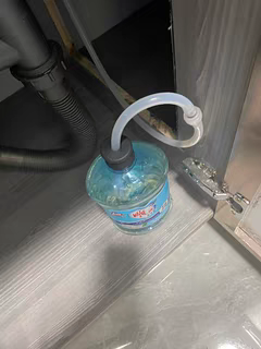 Ống hút xà phòng rửa bát thông minh tiện lợi