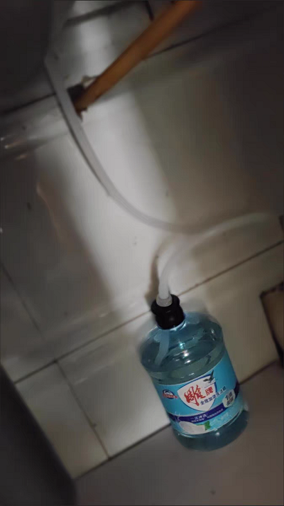 Ống hút xà phòng rửa bát thông minh tiện lợi