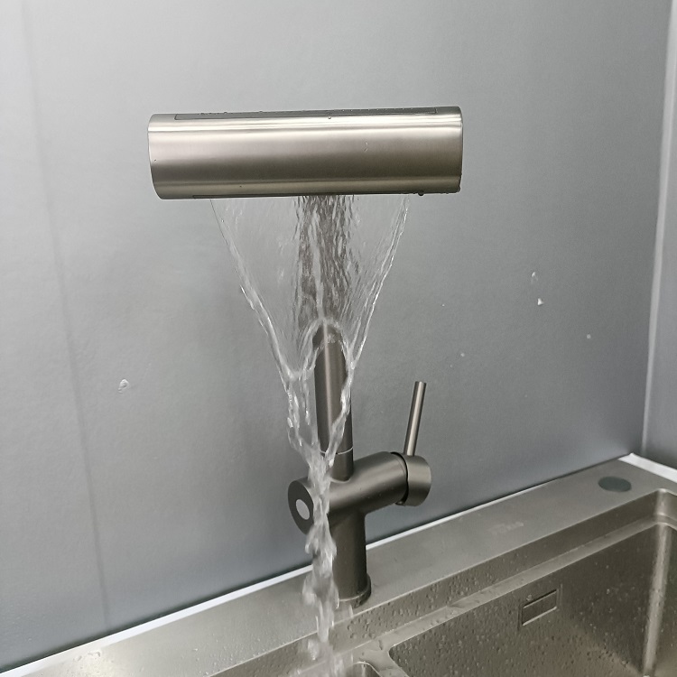 Vòi bếp loa thác hiện đại 4 chế độ xả nước mới nhất hiện nay