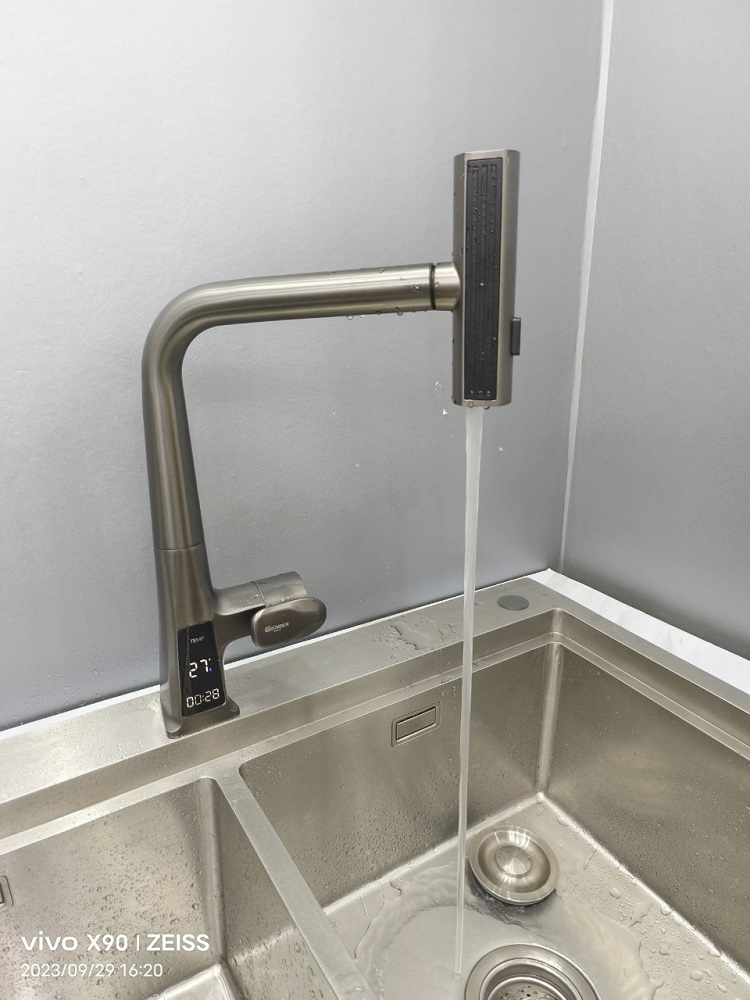 Vòi bếp loa thác hiện đại 4 chế độ xả nước mới nhất hiện nay