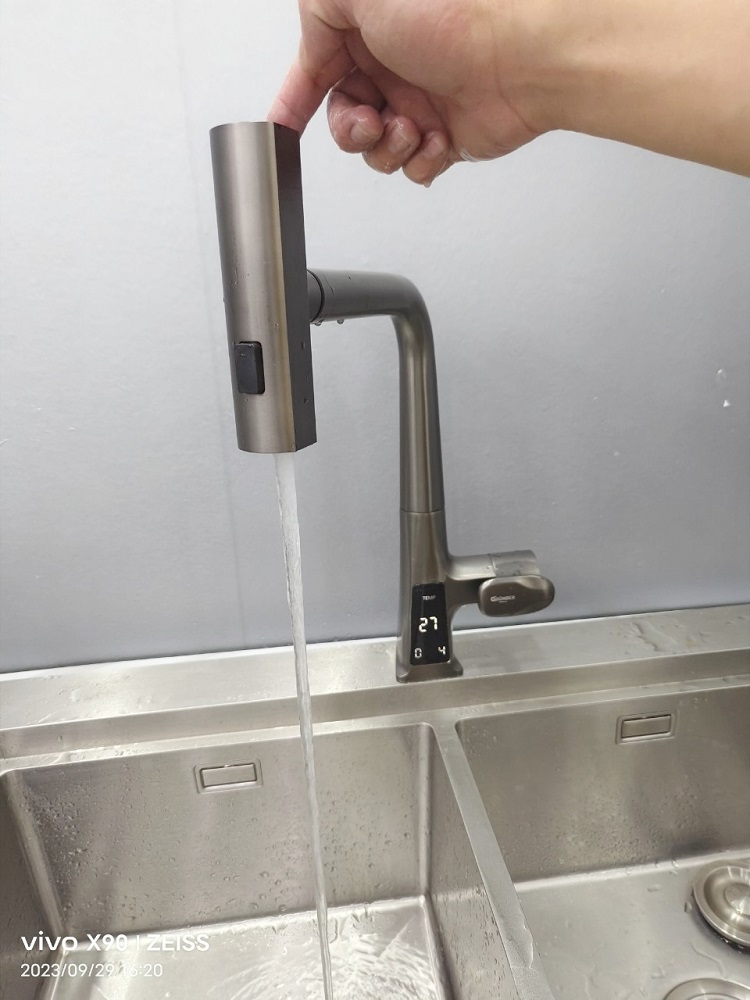 Vòi bếp loa thác hiện đại 4 chế độ xả nước mới nhất hiện nay