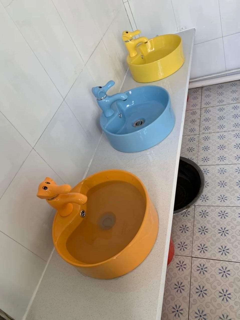 Chậu lavabo trẻ em Moonoah màu cam MN- C228OR cho trường học mầm non