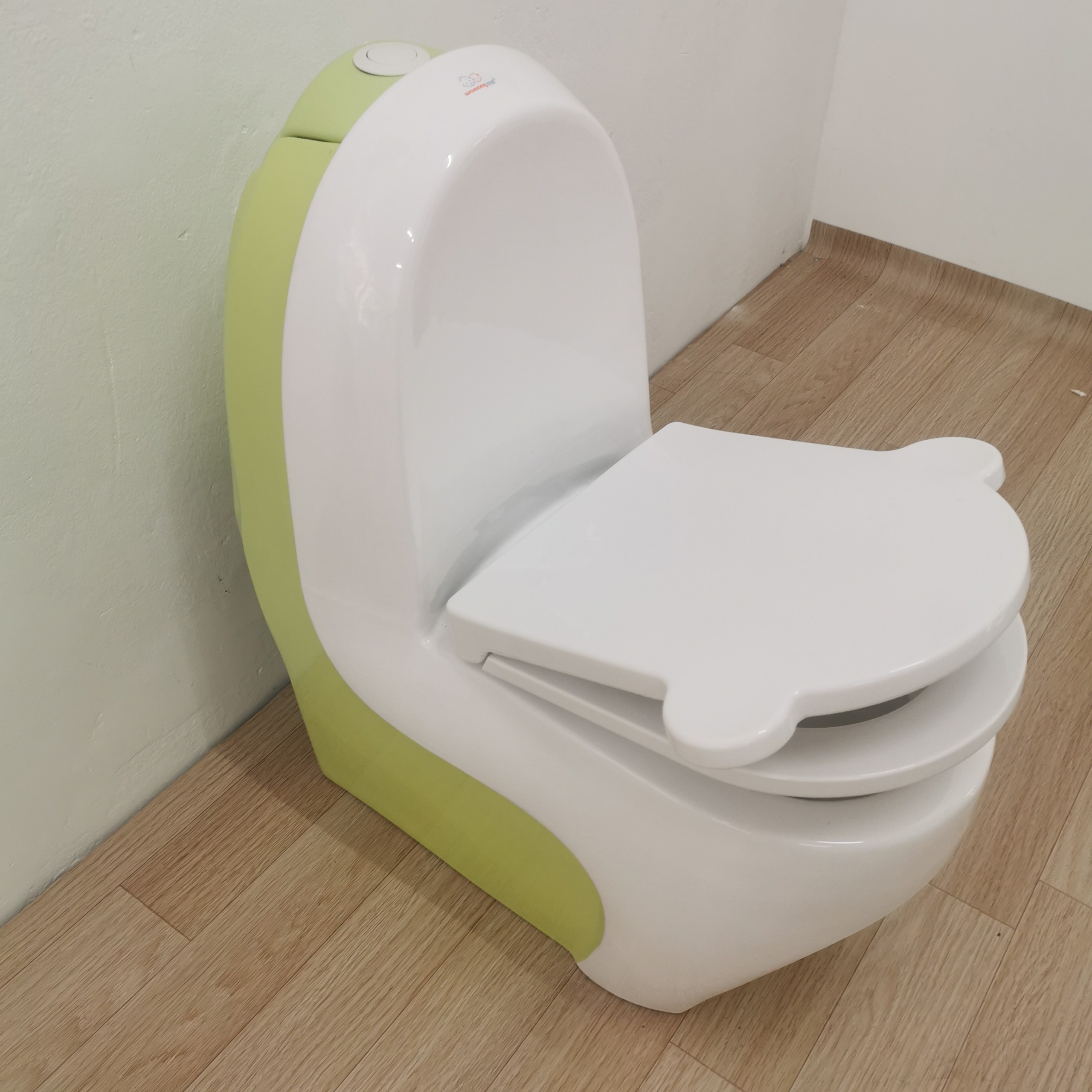 Bồn cầu trẻ em mầm non Moonoah màu xanh lá cao cấp