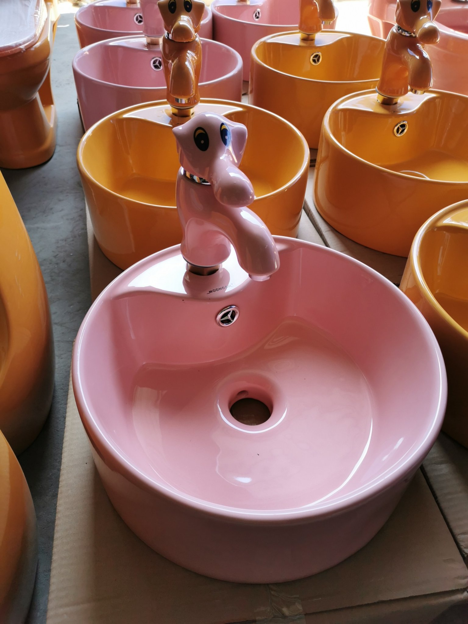 Bộ sản phẩm chậu,vòi rửa  tay màu hồng