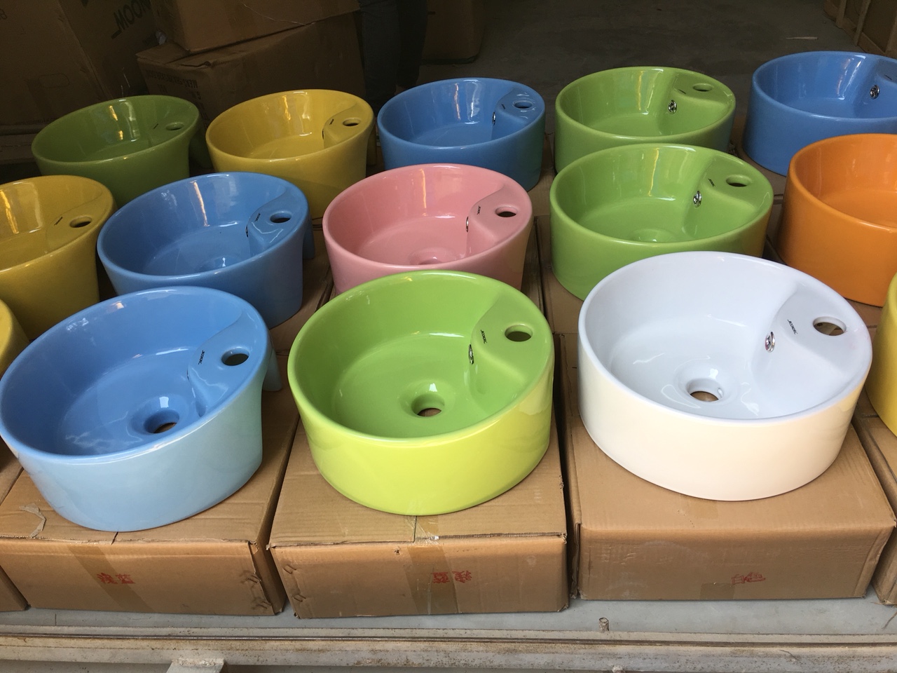 Bộ sản phẩm chậu,vòi rửa  tay màu hồng